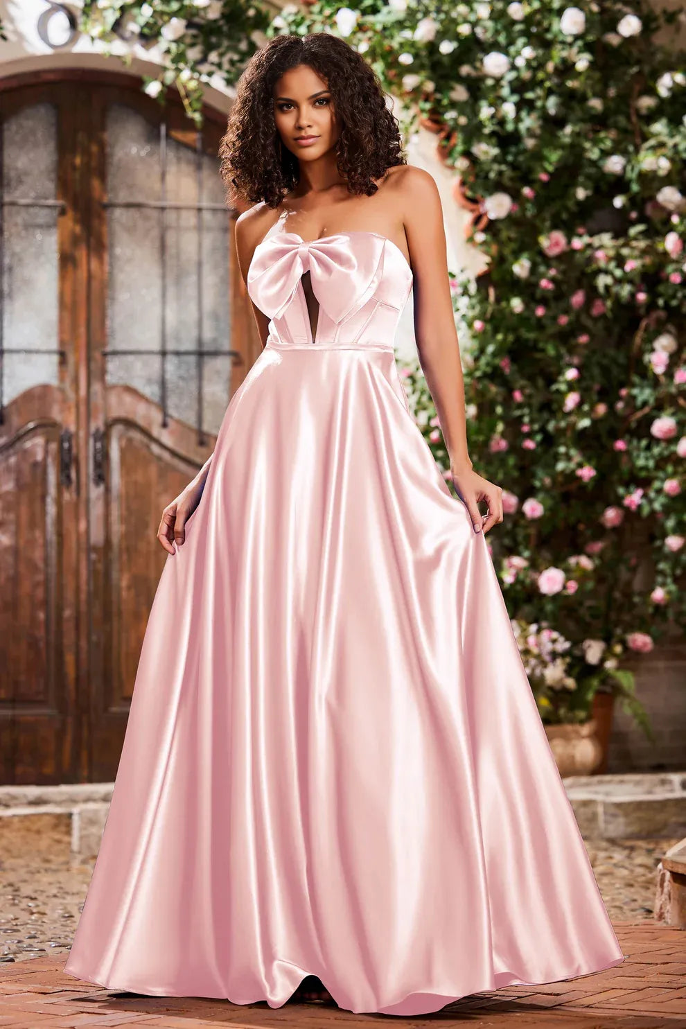 Vestido de fiesta largo de raso sin tirantes con lazada frontal y falda en A