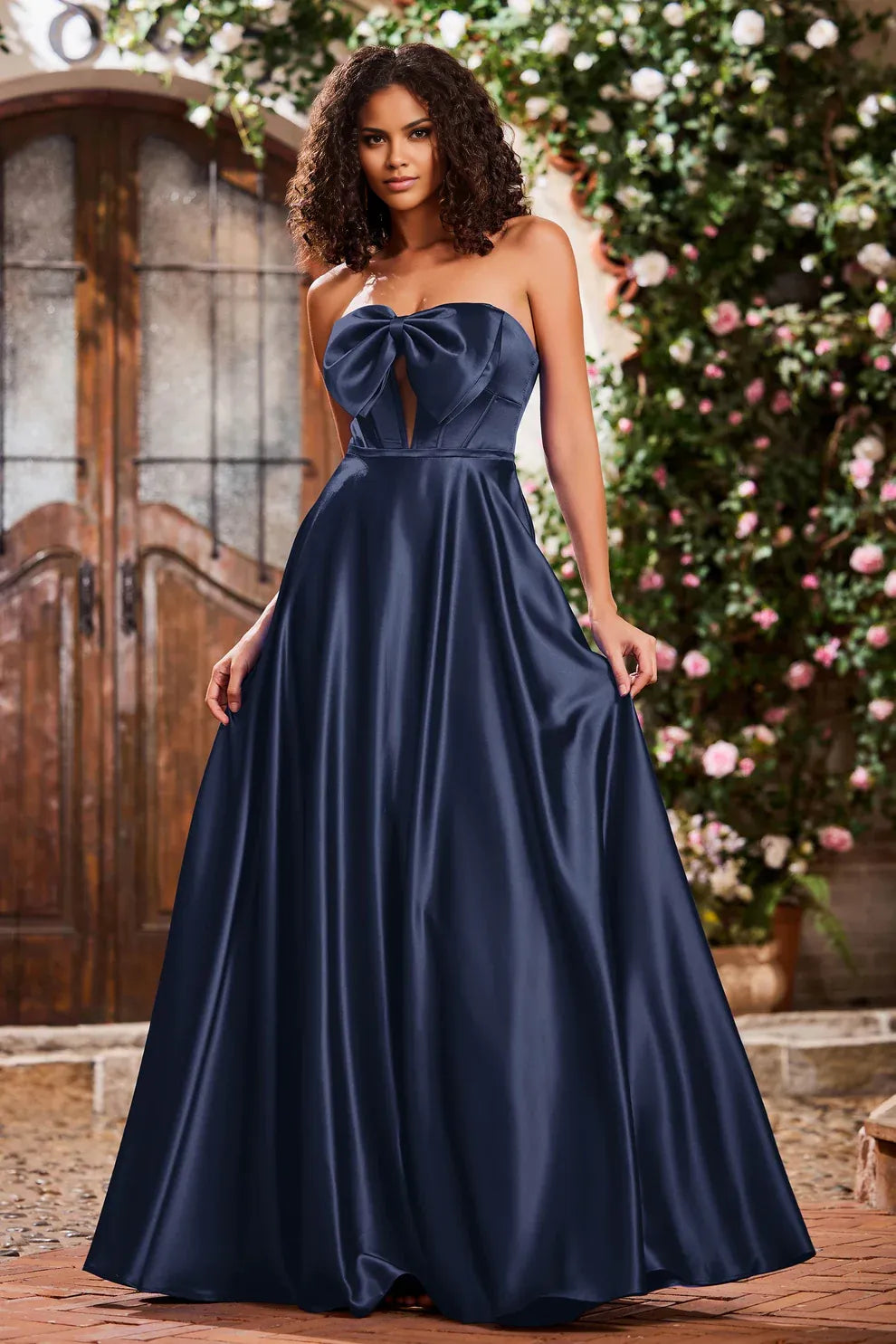 Vestido de fiesta largo de raso sin tirantes con lazada frontal y falda en A