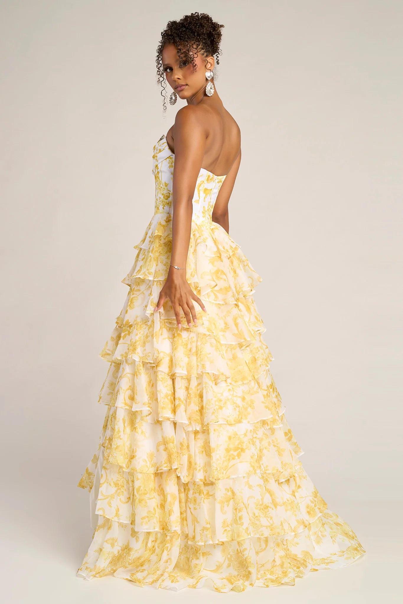 Glamuroso Vestido de Fiesta Largo con Tirantes, Escote Corazón, Gasa Floral, Pedrería, Capas y Abertura Alta