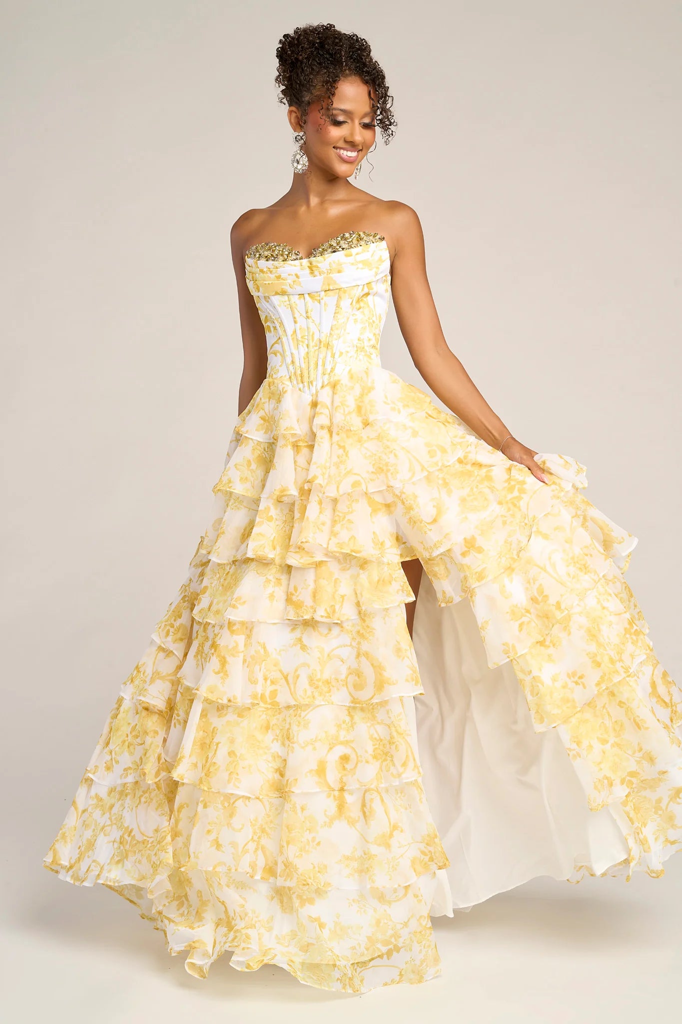 Glamuroso Vestido de Fiesta Largo con Tirantes, Escote Corazón, Gasa Floral, Pedrería, Capas y Abertura Alta