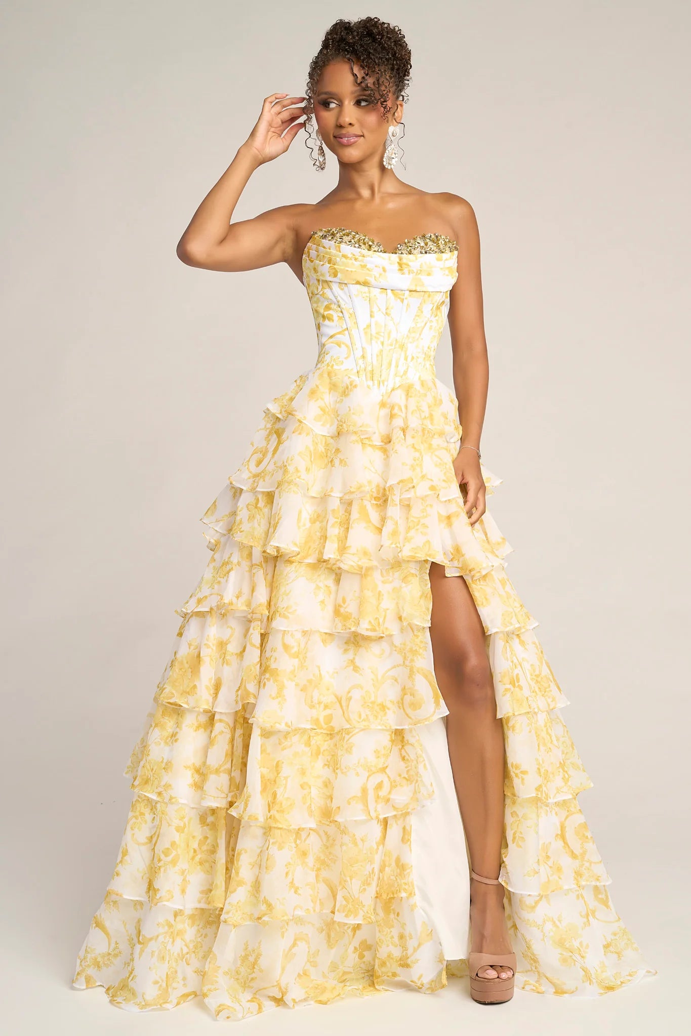 Glamuroso Vestido de Fiesta Largo con Tirantes, Escote Corazón, Gasa Floral, Pedrería, Capas y Abertura Alta