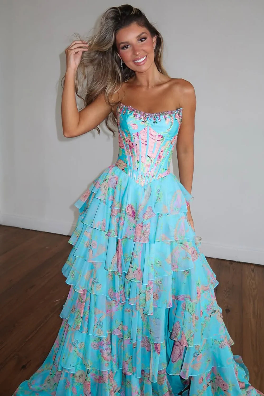 Vestido de fiesta con cuello scooped, corte A, cuentas florales, gasa a capas y abertura alta
