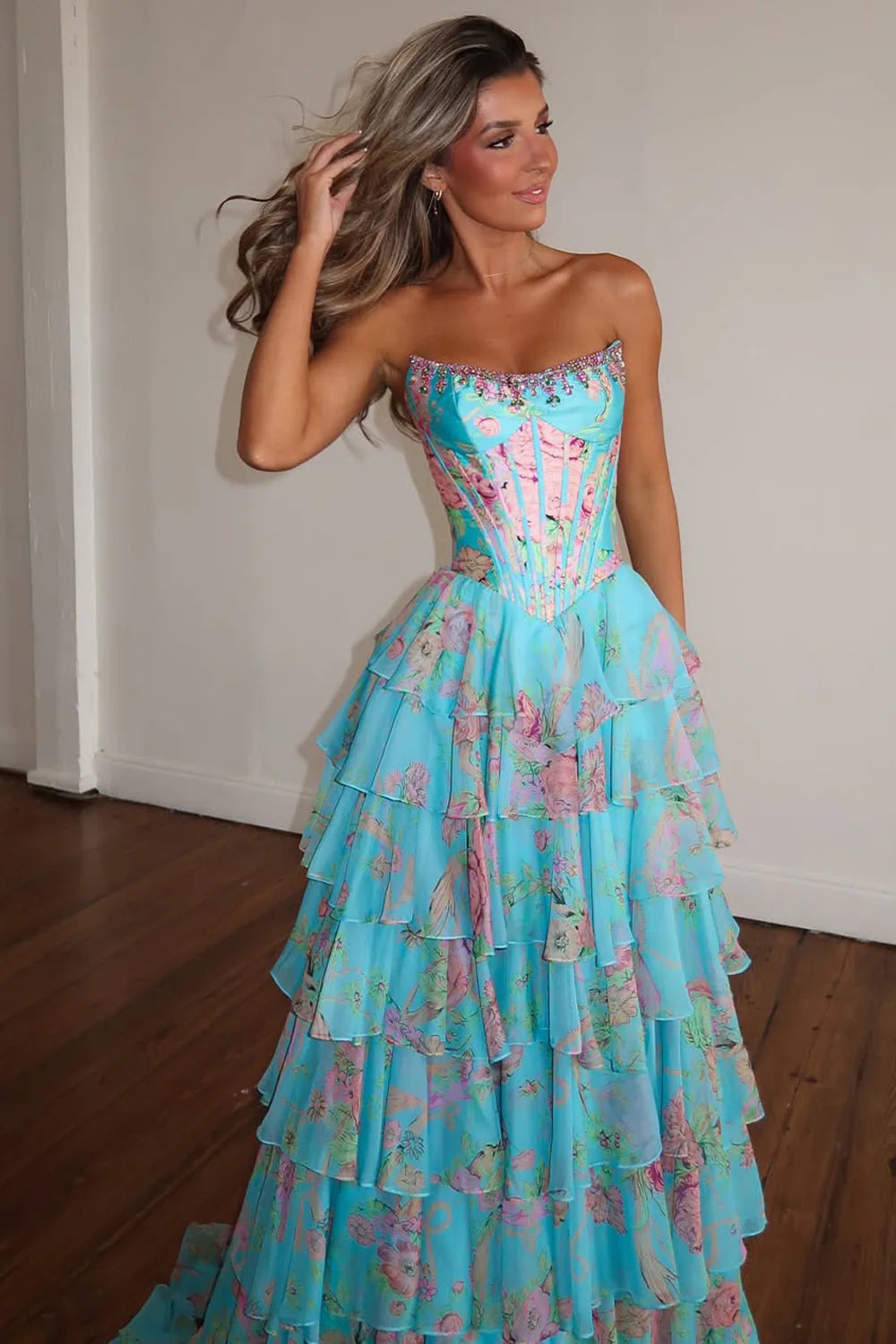 Vestido de fiesta con cuello scooped, corte A, cuentas florales, gasa a capas y abertura alta