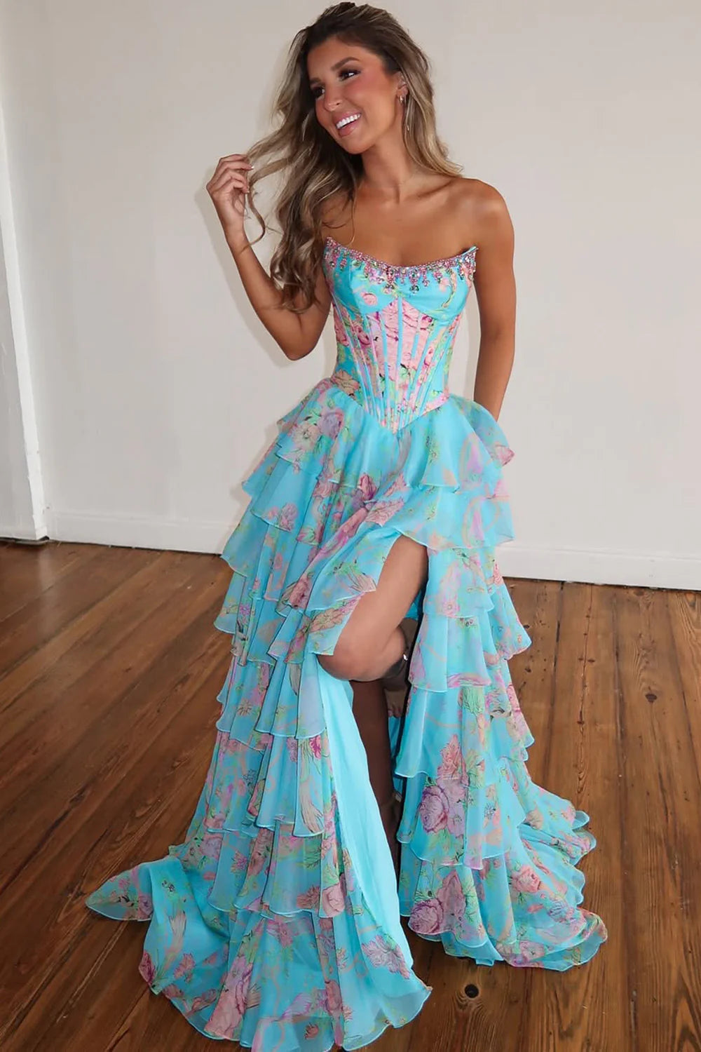 Vestido de fiesta con cuello scooped, corte A, cuentas florales, gasa a capas y abertura alta