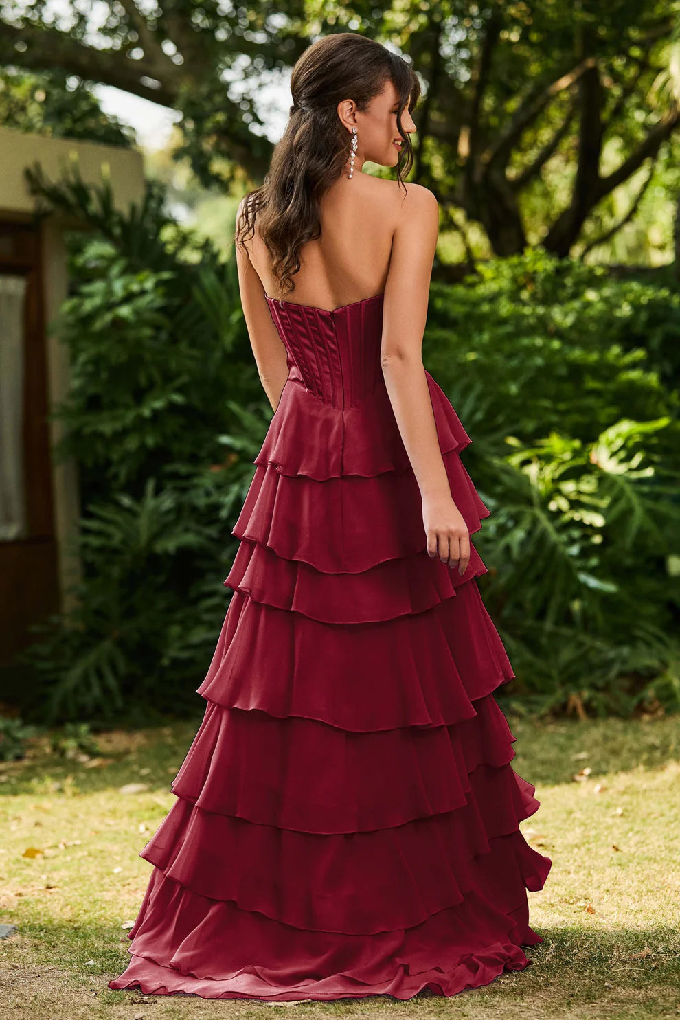 Vestido de fiesta largo de chifón con escote desbocado sin tirantes, corsé, falda con volantes y abertura en línea A