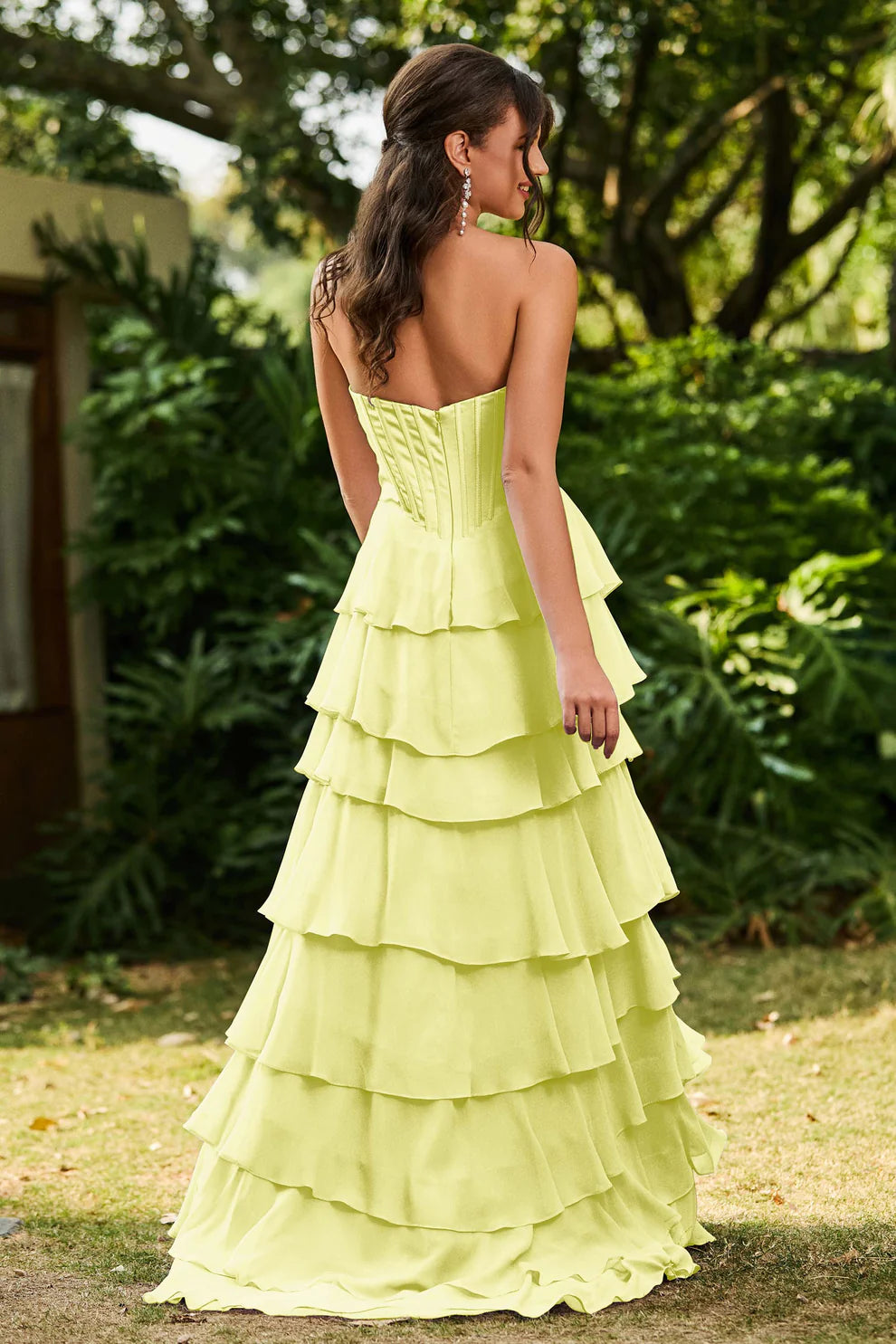Vestido de fiesta largo de chifón con escote desbocado sin tirantes, corsé, falda con volantes y abertura en línea A