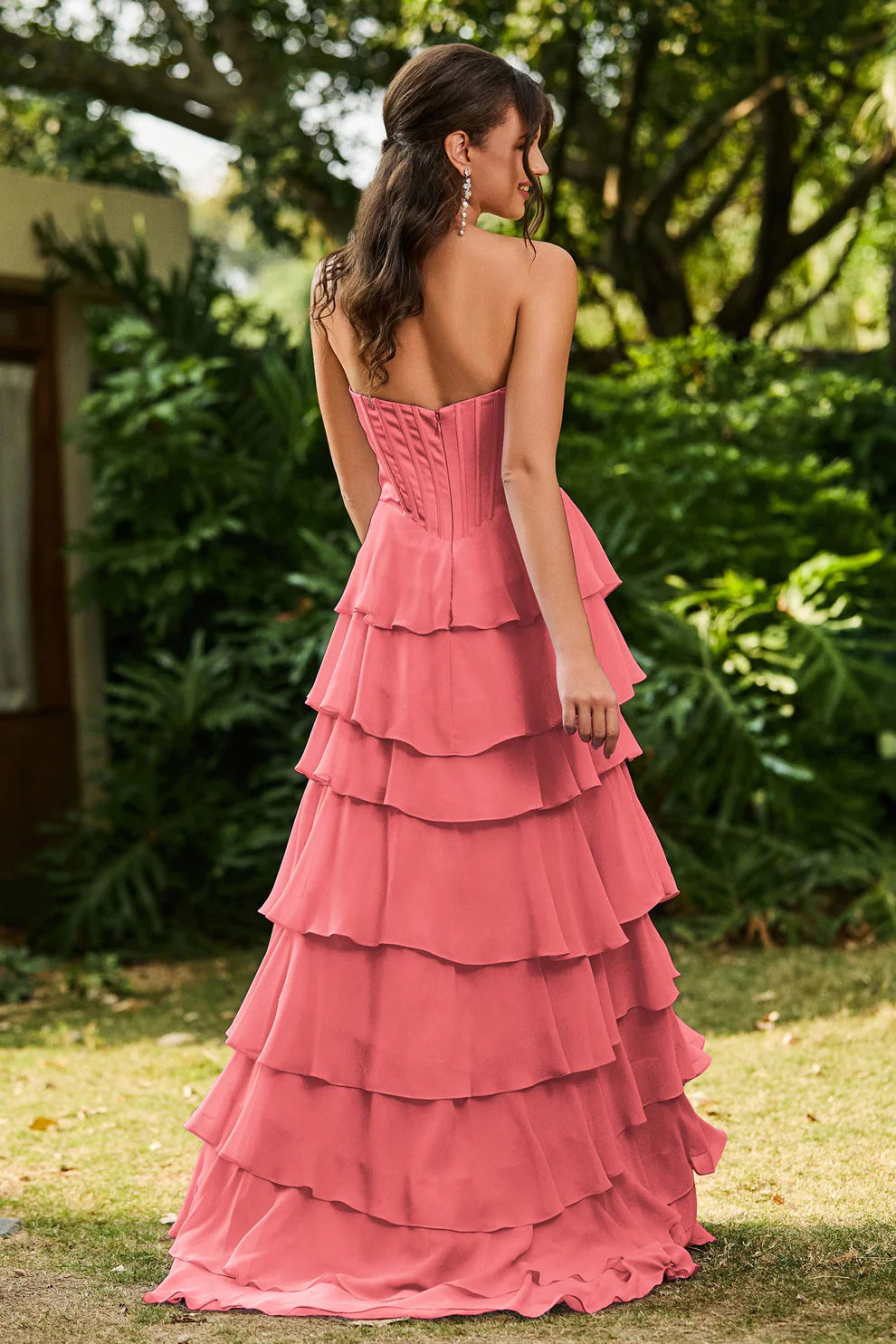 Vestido de fiesta largo de chifón con escote desbocado sin tirantes, corsé, falda con volantes y abertura en línea A