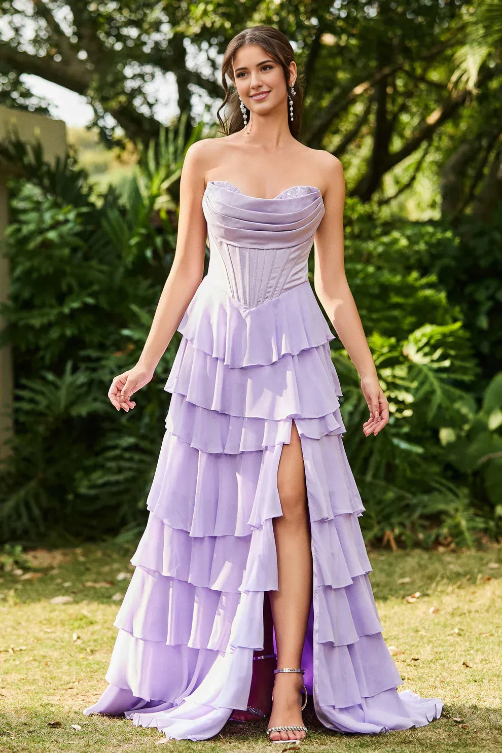 Vestido de fiesta largo de chifón con escote desbocado sin tirantes, corsé, falda con volantes y abertura en línea A
