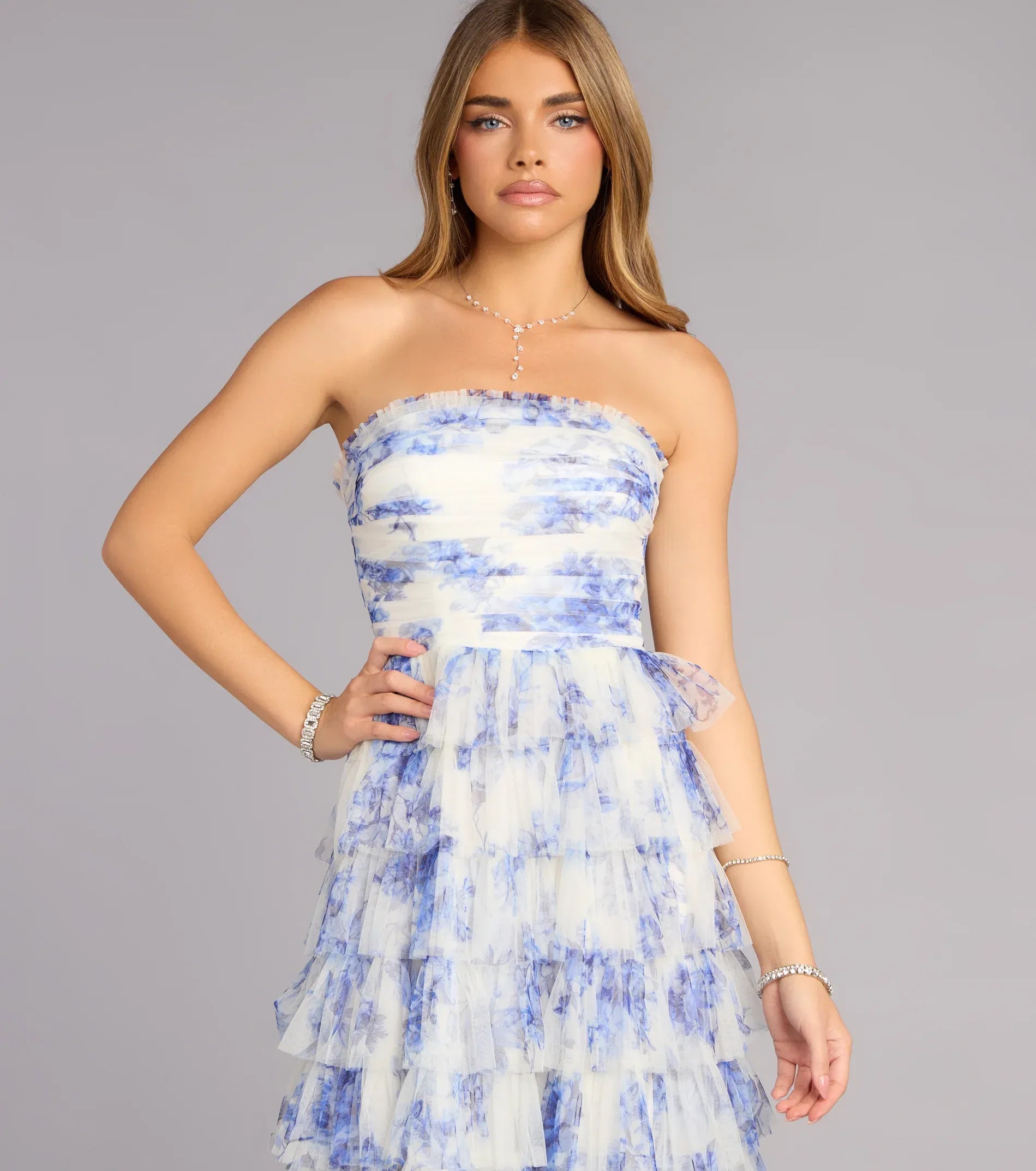 Vestido de Fiesta Largo con Abertura Alta, Línea A, Estilo Princesa, Elegante, Escote Palabra de Honor, con Capas de Tul Floral