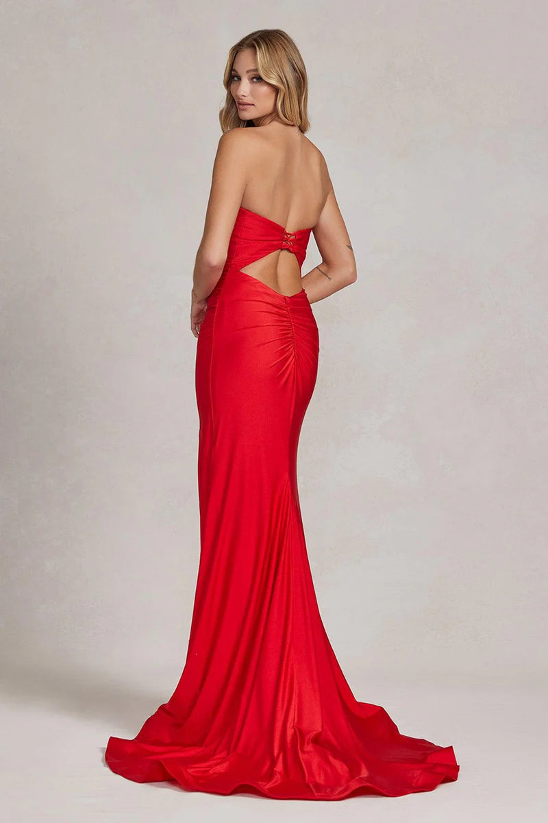 Elegante vestido de fiesta sirena ajustado con cola, tirantes, satén fruncido y aberturas