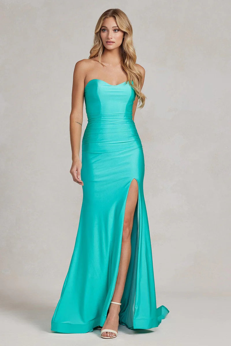 Elegante vestido de fiesta sirena ajustado con cola, tirantes, satén fruncido y aberturas