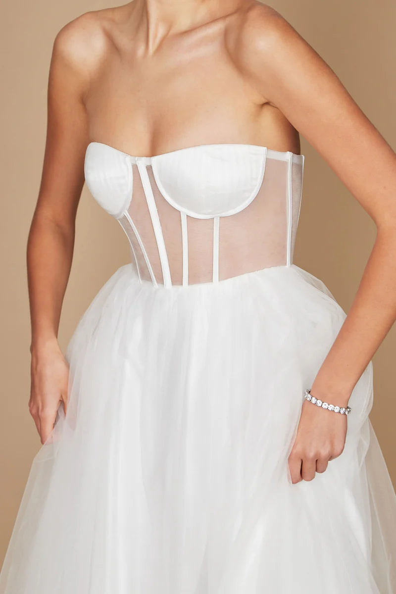 Vestido de gala/novia formal línea A de tul sin tirantes con corsé y espalda con cordones