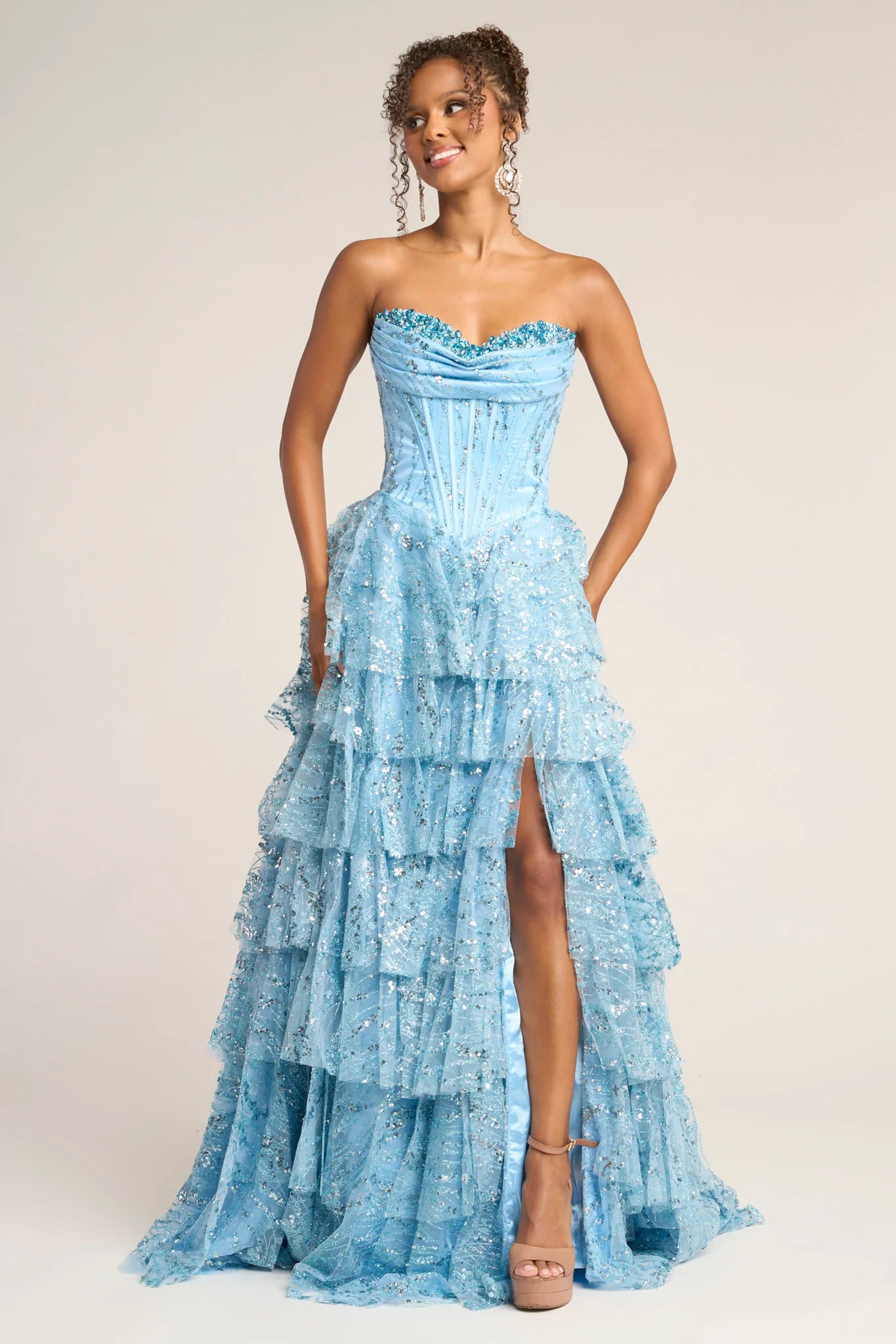 Elegante vestido de fiesta largo hasta el suelo con tirantes y falda de tul escalonada con corte en A