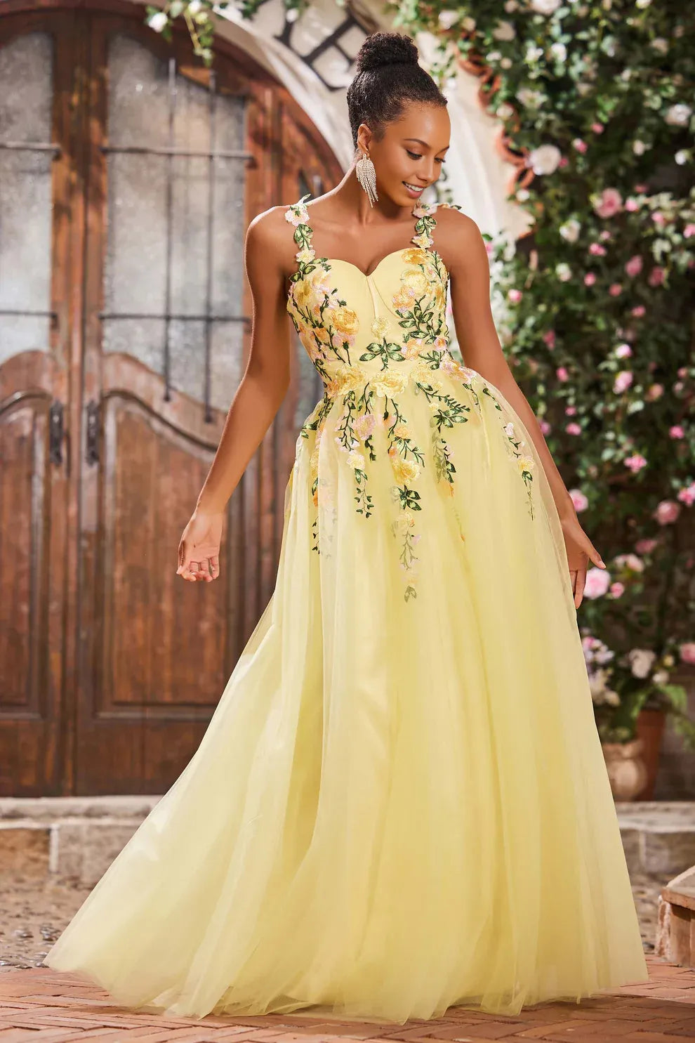 Vestido de fiesta de tul bordado con corte de corazón y silueta A hasta el suelo