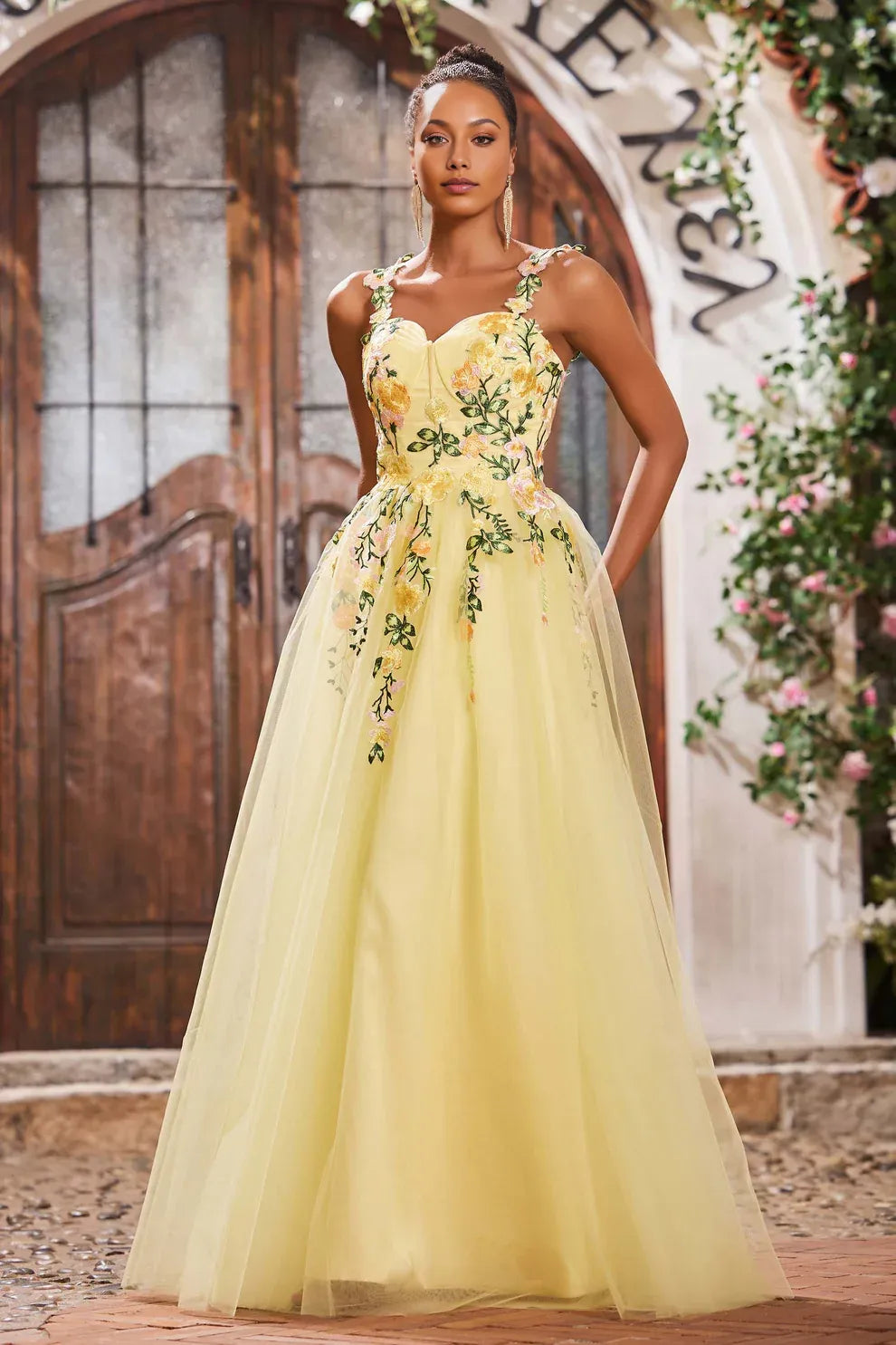 Vestido de fiesta de tul bordado con corte de corazón y silueta A hasta el suelo