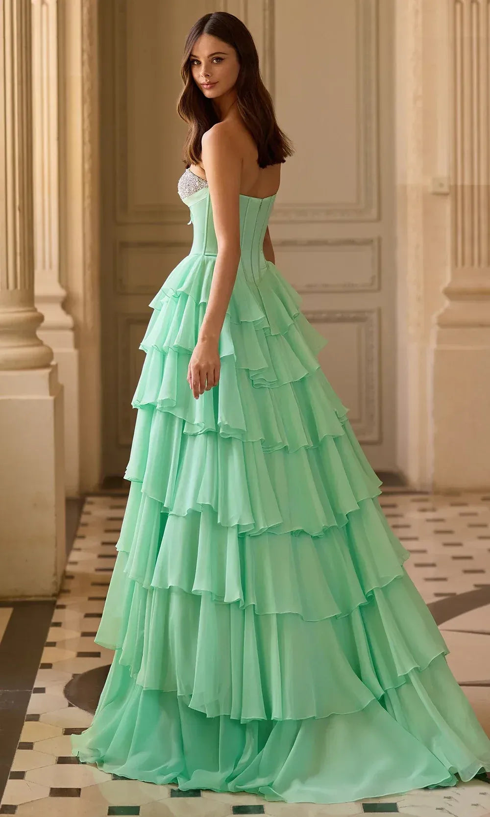 Vestido de fiesta de corte A, tipo princesa, con escote corazón, rebordado, de gasa, plisado y con capas escalonadas.