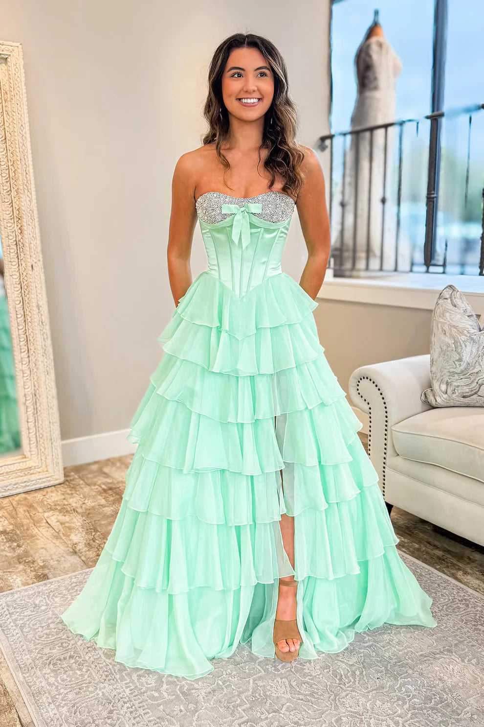 Vestido de fiesta de corte A, tipo princesa, con escote corazón, rebordado, de gasa, plisado y con capas escalonadas.