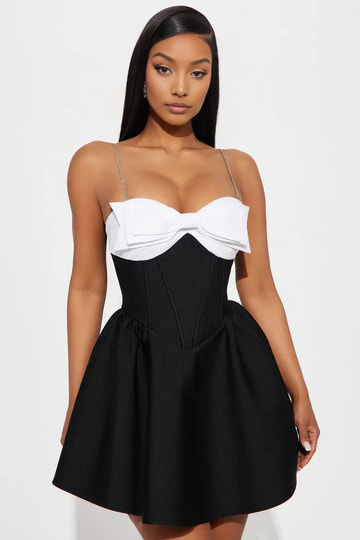 Vestido de fiesta o regreso a casa con cuello corazón, corte A, lazo y tirantes de pedrería