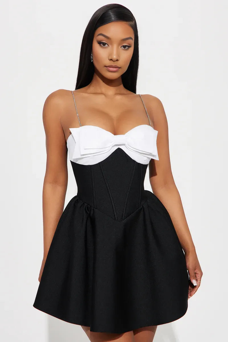 Vestido de fiesta o regreso a casa con cuello corazón, corte A, lazo y tirantes de pedrería