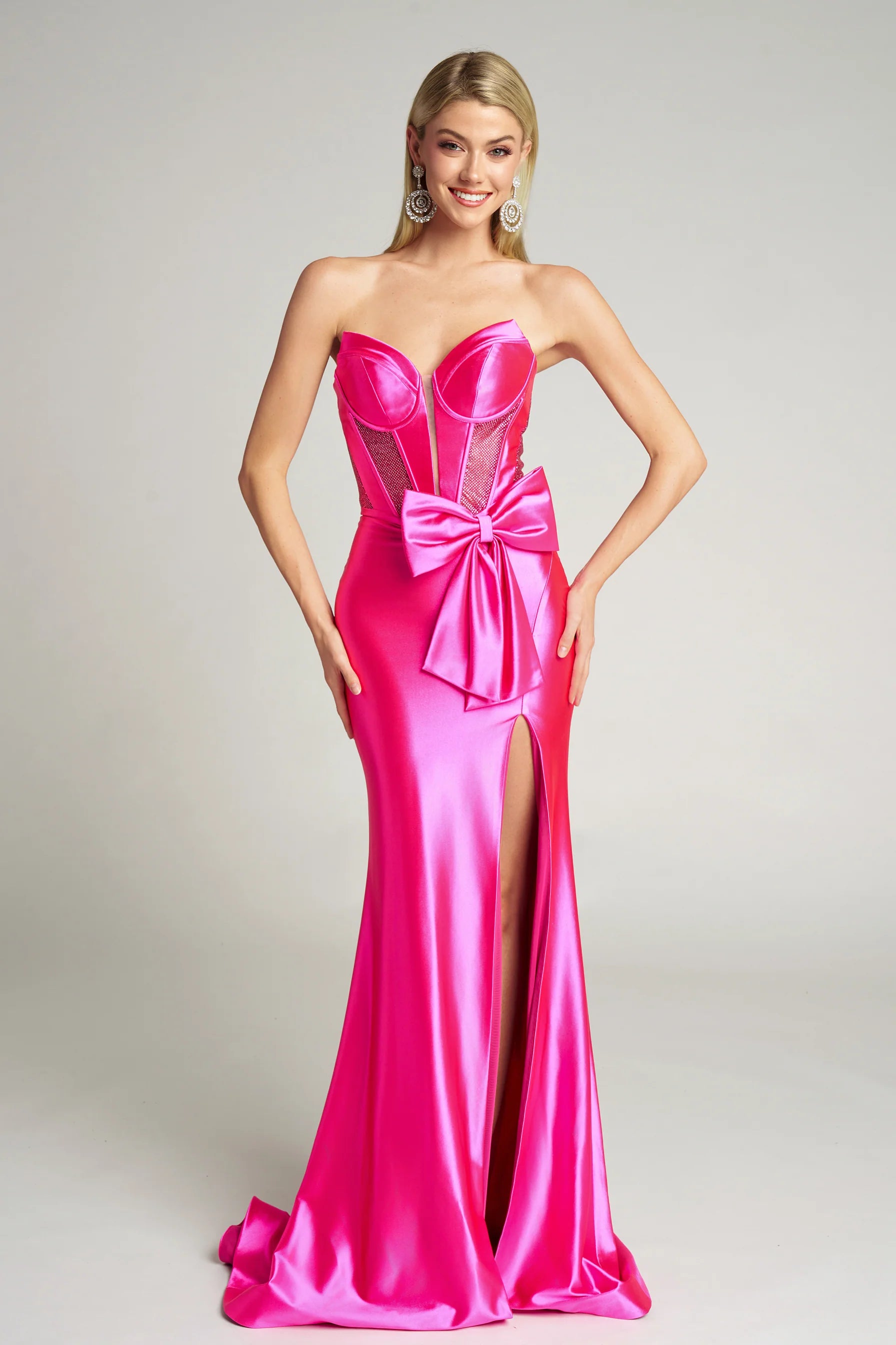 Glamoroso vestido de fiesta de satén con lazo, corte sirena hasta el suelo y abertura alta