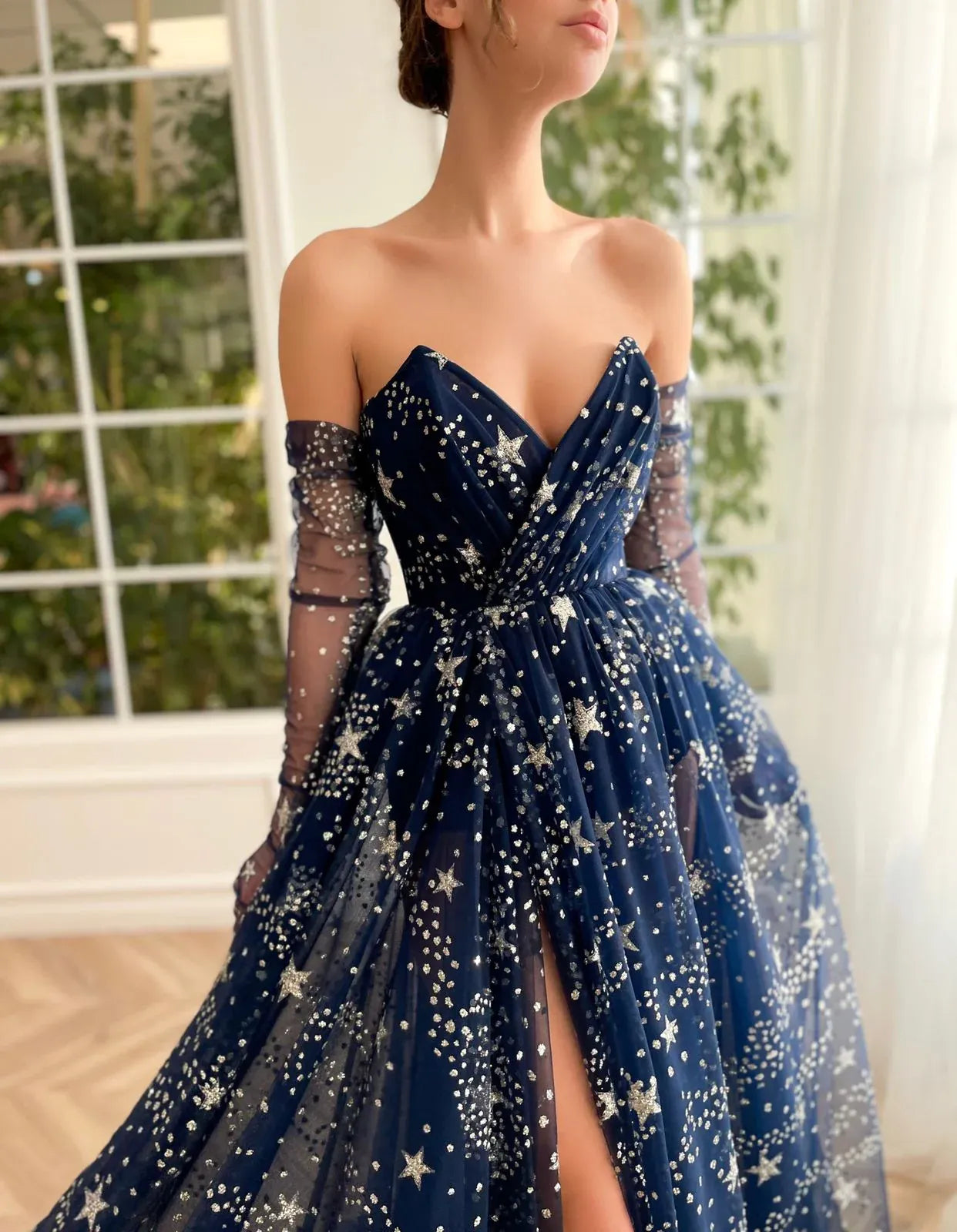 Vestido de fiesta de tul palabra de honor en línea A con cola capilla y abertura, con lentejuelas brillantes, estilo hada