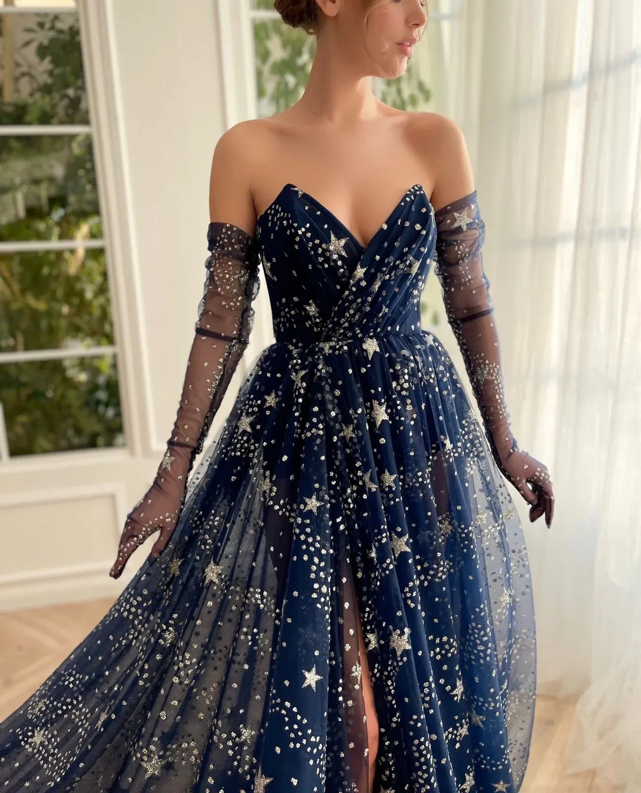 Vestido de fiesta de tul palabra de honor en línea A con cola capilla y abertura, con lentejuelas brillantes, estilo hada