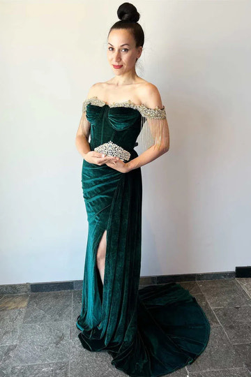 Vestido de noche de terciopelo sirena con hombros descubiertos, abalorios, flecos y abertura alta