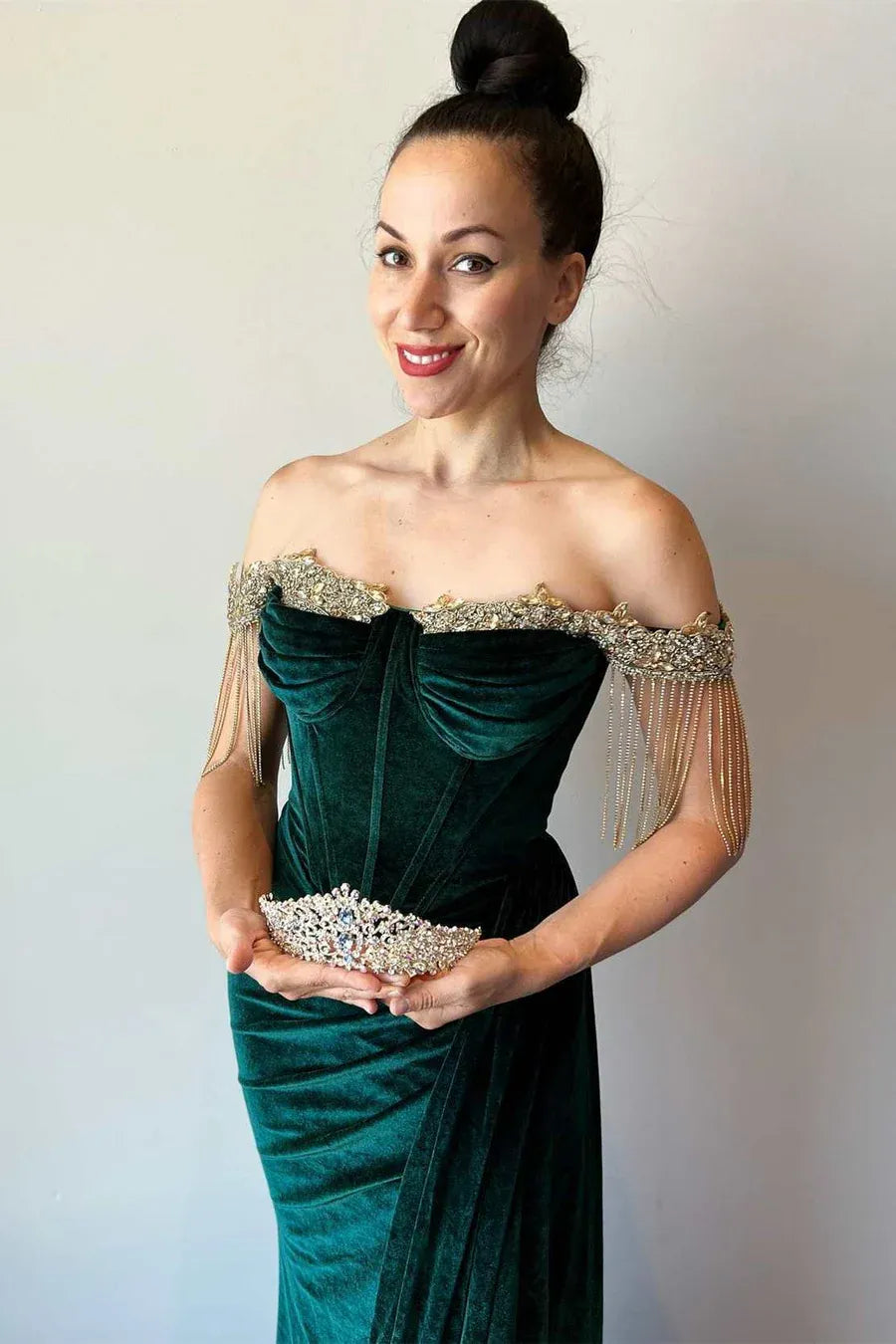 Vestido de noche de terciopelo sirena con hombros descubiertos, abalorios, flecos y abertura alta