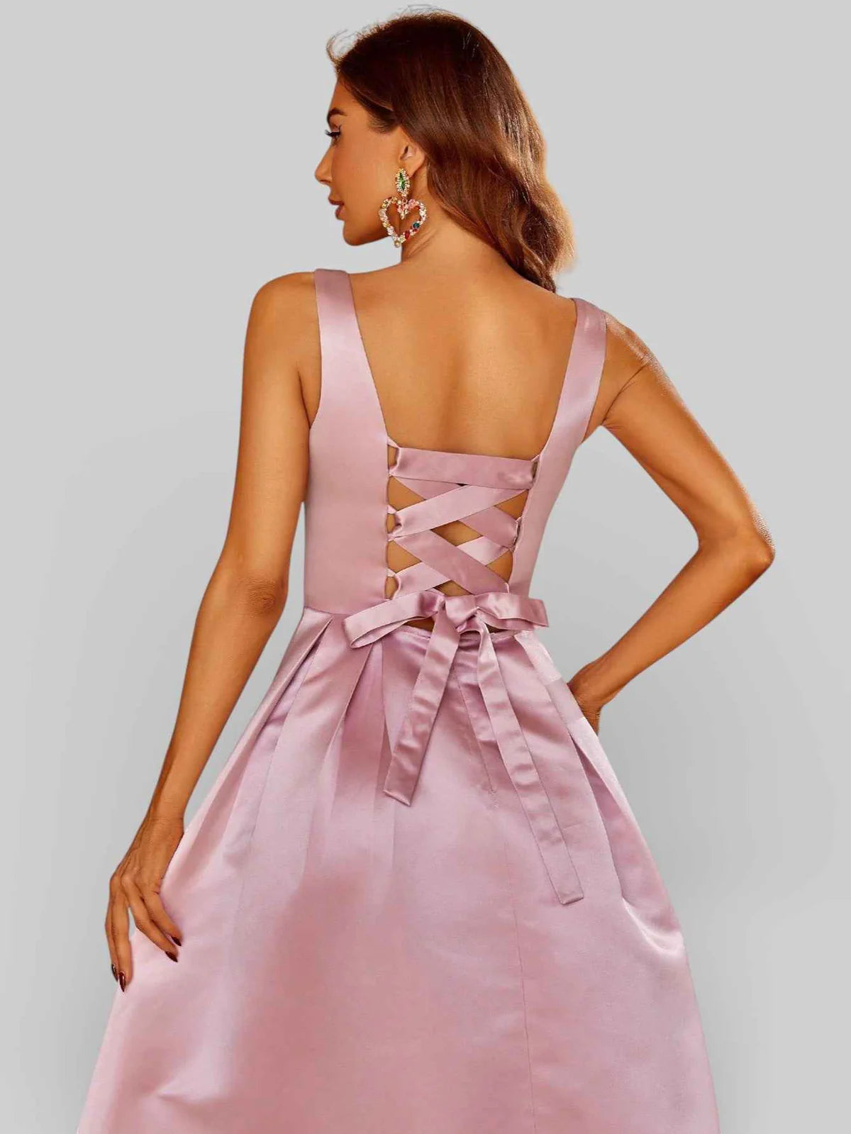 Vestido de fiesta maxi de satén, con escote cuadrado y espalda con cordones, corte en A