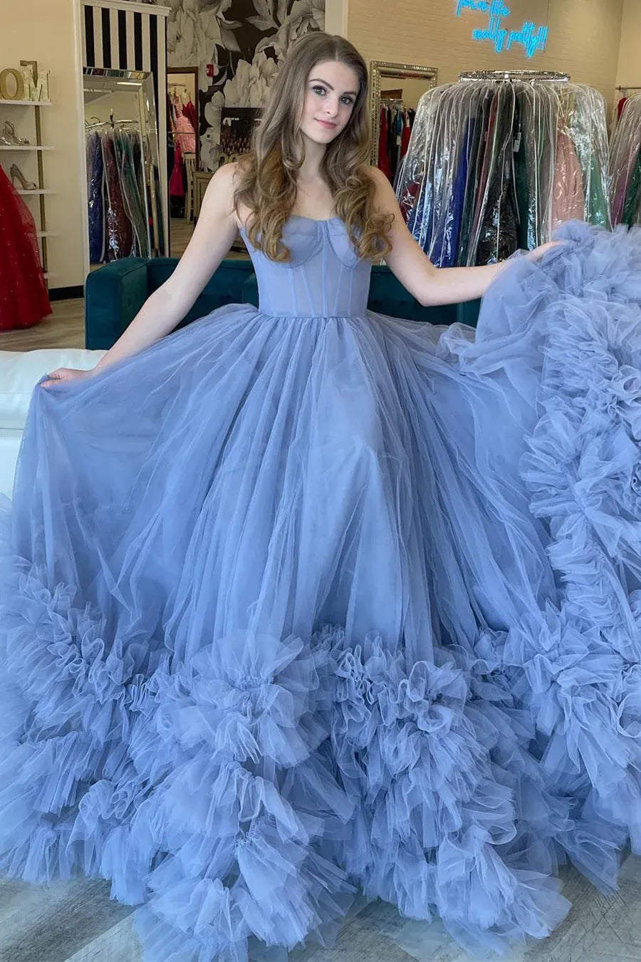 Vestido de fiesta largo de tul acampanado sin tirantes con escote corazón y espalda descubierta