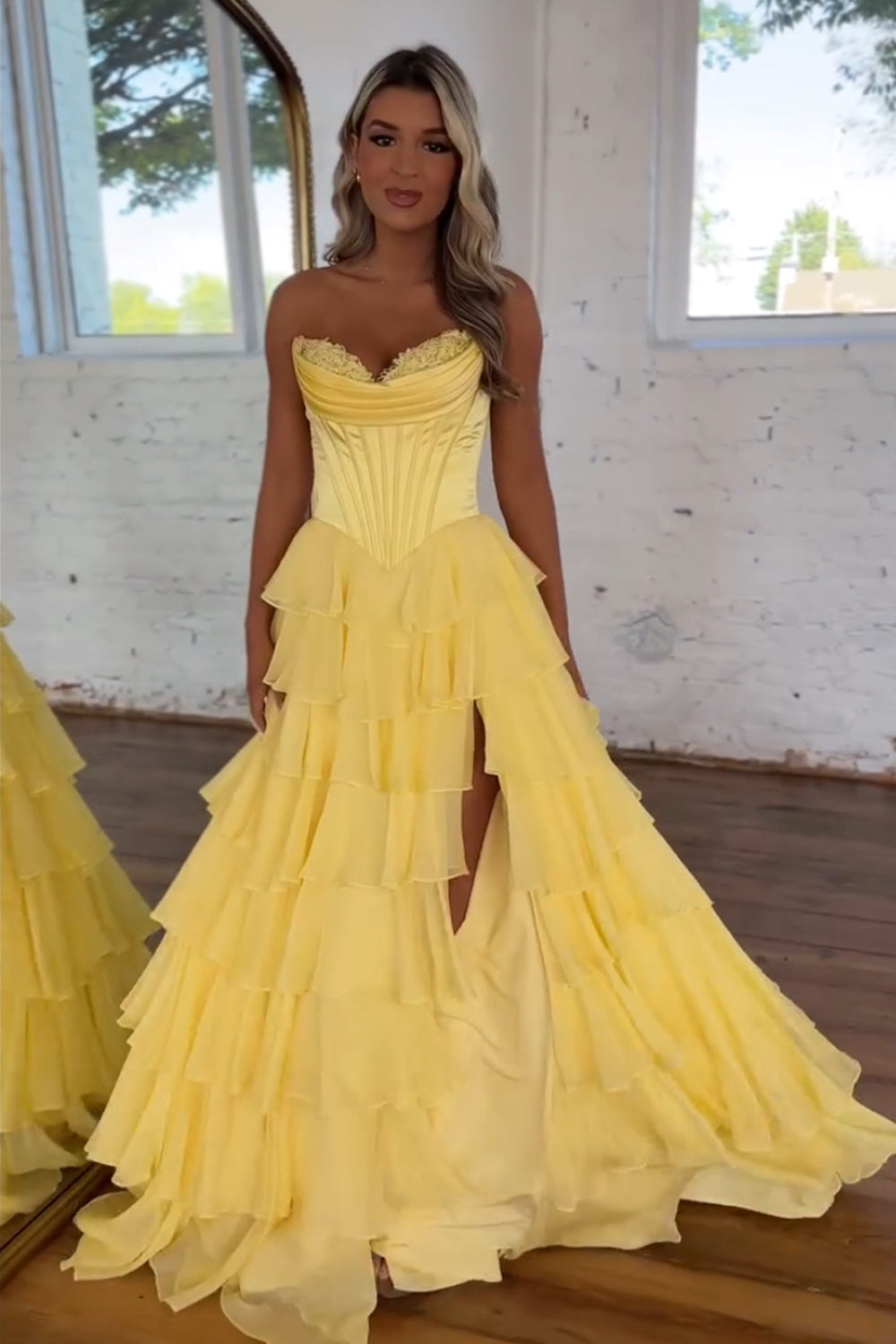 Vestido de gala de tul fruncido con corsé sin tirantes de corte A, con volantes en capas y abertura larga