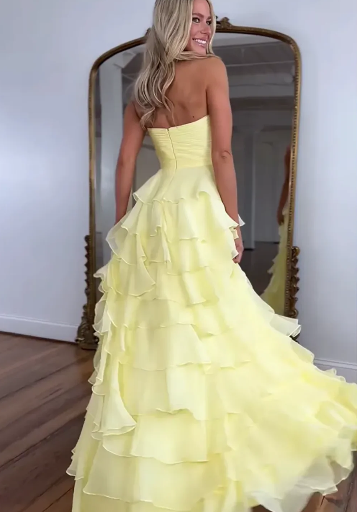 Vestido de fiesta de chifón con escote corazón, corte en A, sin tirantes, con lazo, volantes, cremallera trasera, capas y abertura