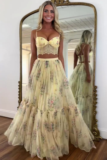 Vestido de fiesta con tirantes finos, escote corazón, estampado floral y falda de tul de dos piezas con corpiño de encaje