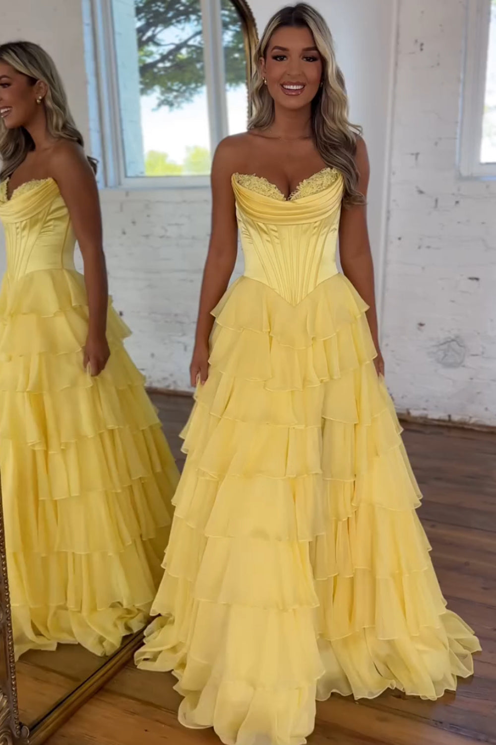 Vestido de gala de tul fruncido con corsé sin tirantes de corte A, con volantes en capas y abertura larga