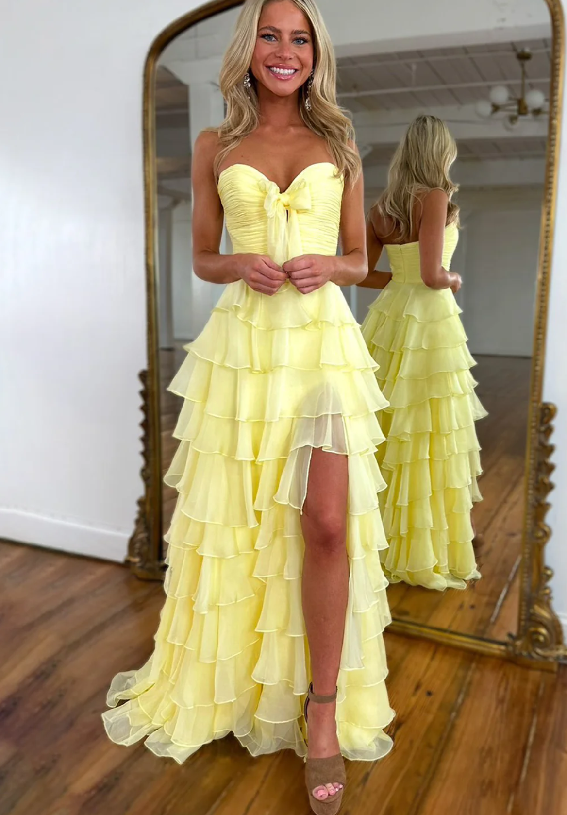 Vestido de fiesta de chifón con escote corazón, corte en A, sin tirantes, con lazo, volantes, cremallera trasera, capas y abertura