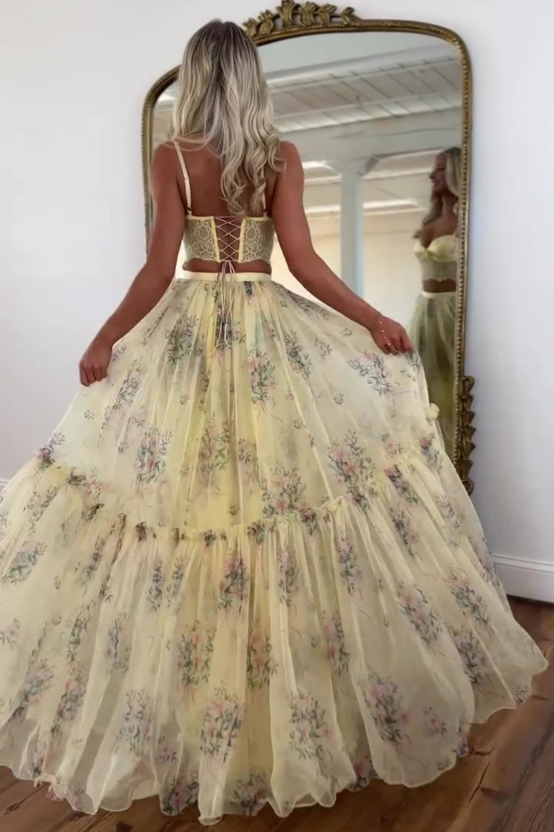 Vestido de fiesta con tirantes finos, escote corazón, estampado floral y falda de tul de dos piezas con corpiño de encaje