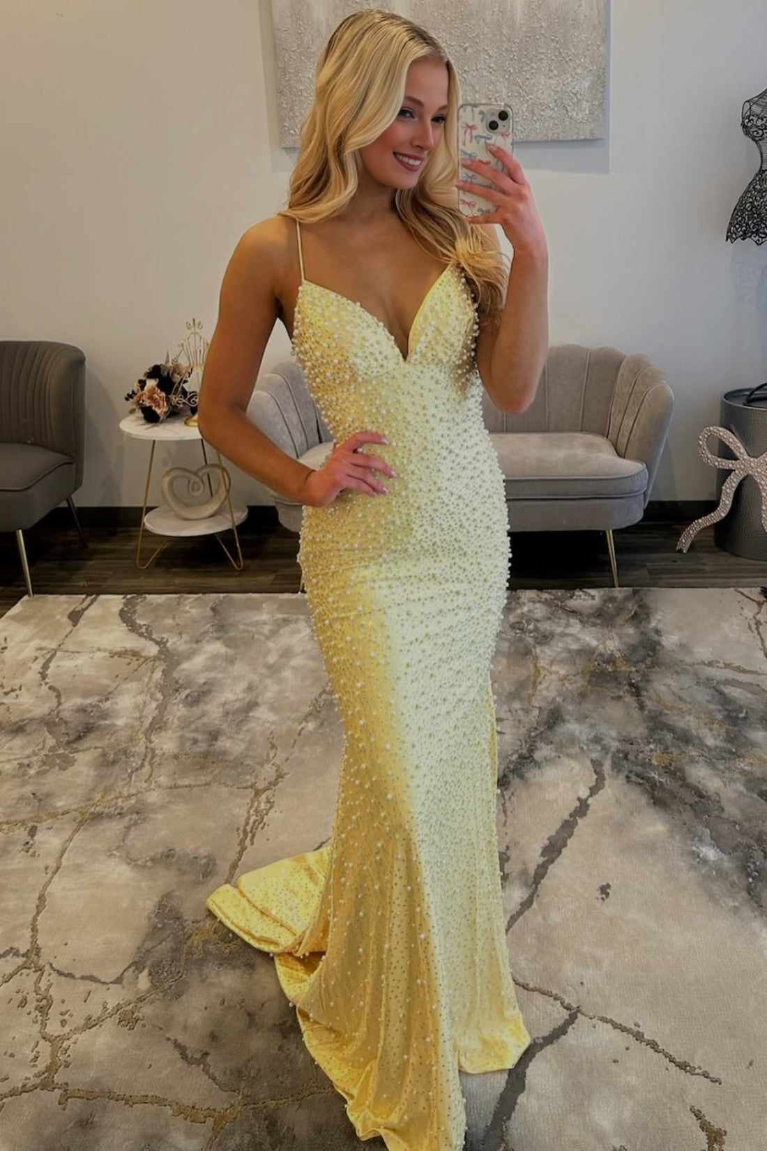 Vestido largo de fiesta de noche de corte sirena con cola, escote en V, espalda descubierta, tirantes finos y perlas.