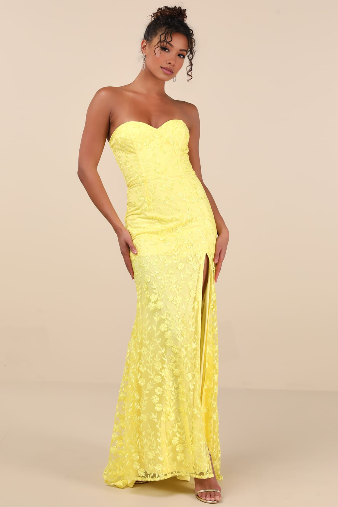 Vestido largo de noche formal sin tirantes con bordado floral, corte trompeta/sirena y abertura alta para fiesta de graduación