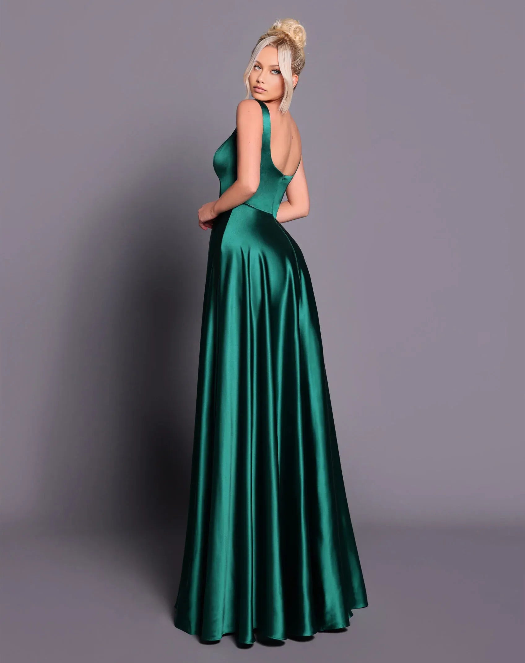 Elegante vestido de noche formal de satén corte A con cuello cuadrado y bolsillos