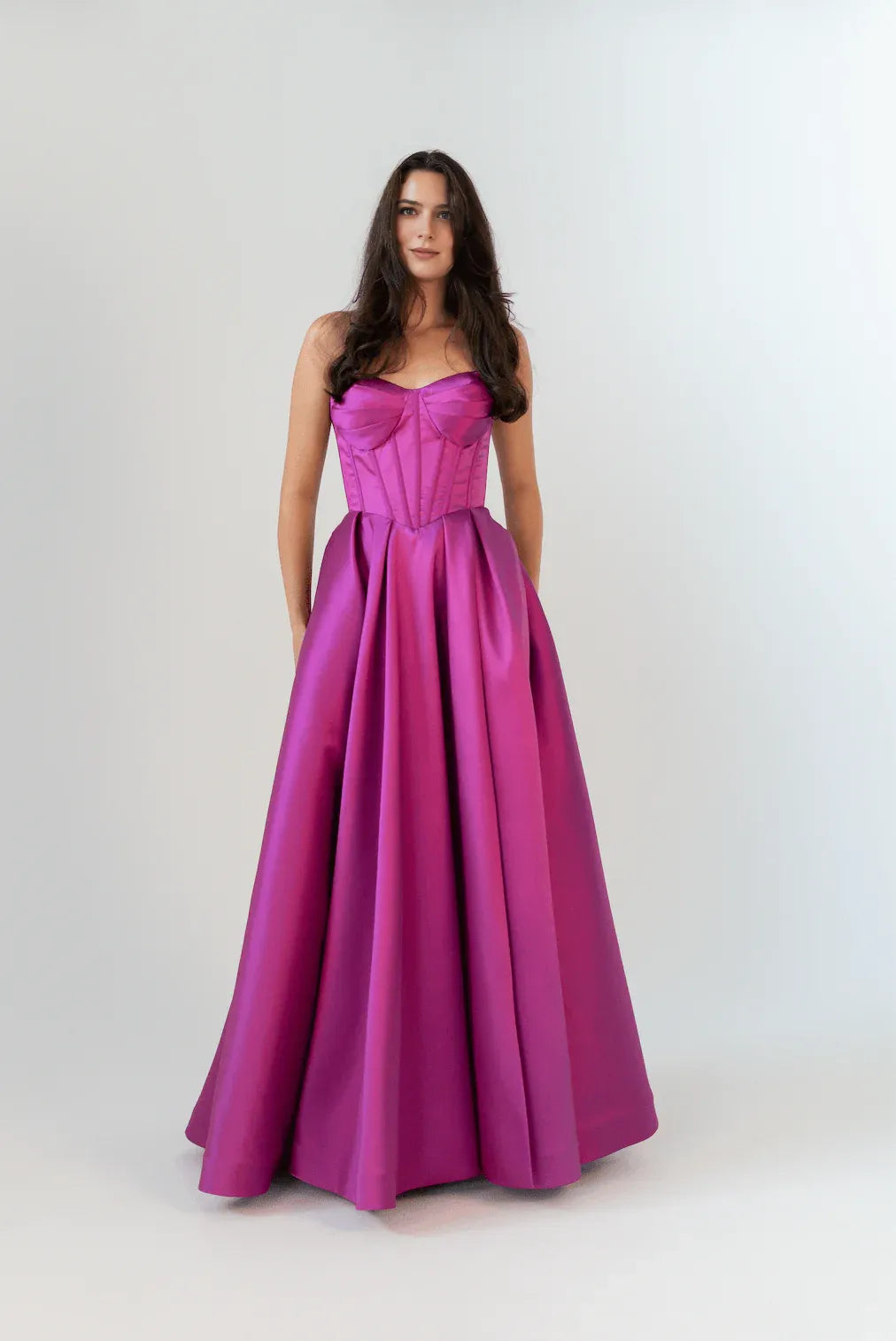 Elegante vestido de noche largo de satén con corsé palabra de honor y corte A