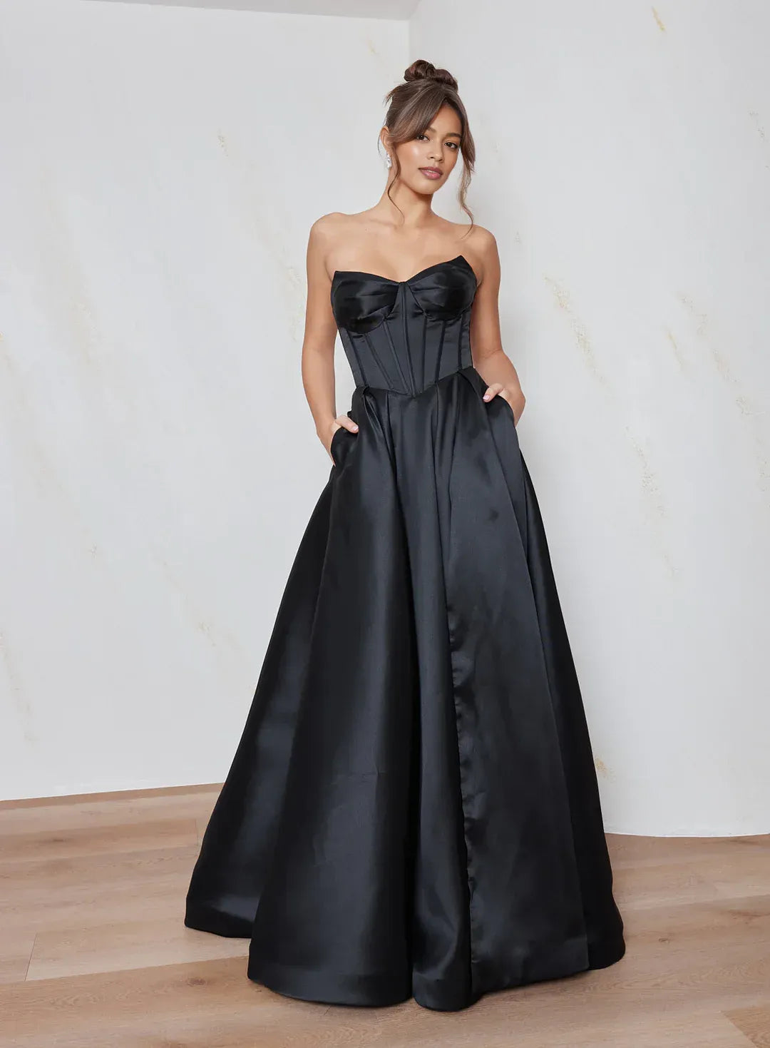 Elegante vestido de noche largo de satén con corsé palabra de honor y corte A