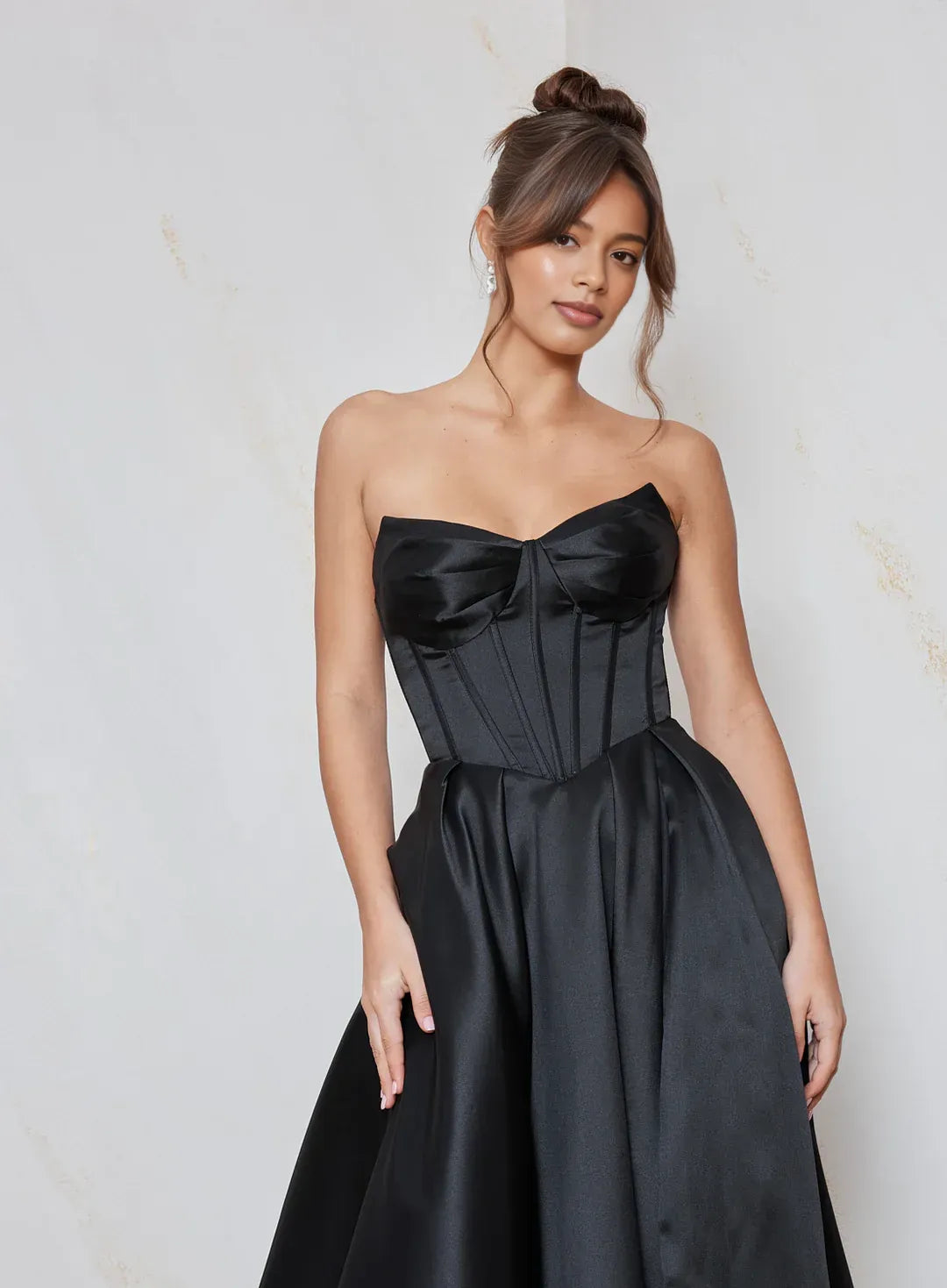 Elegante vestido de noche largo de satén con corsé palabra de honor y corte A
