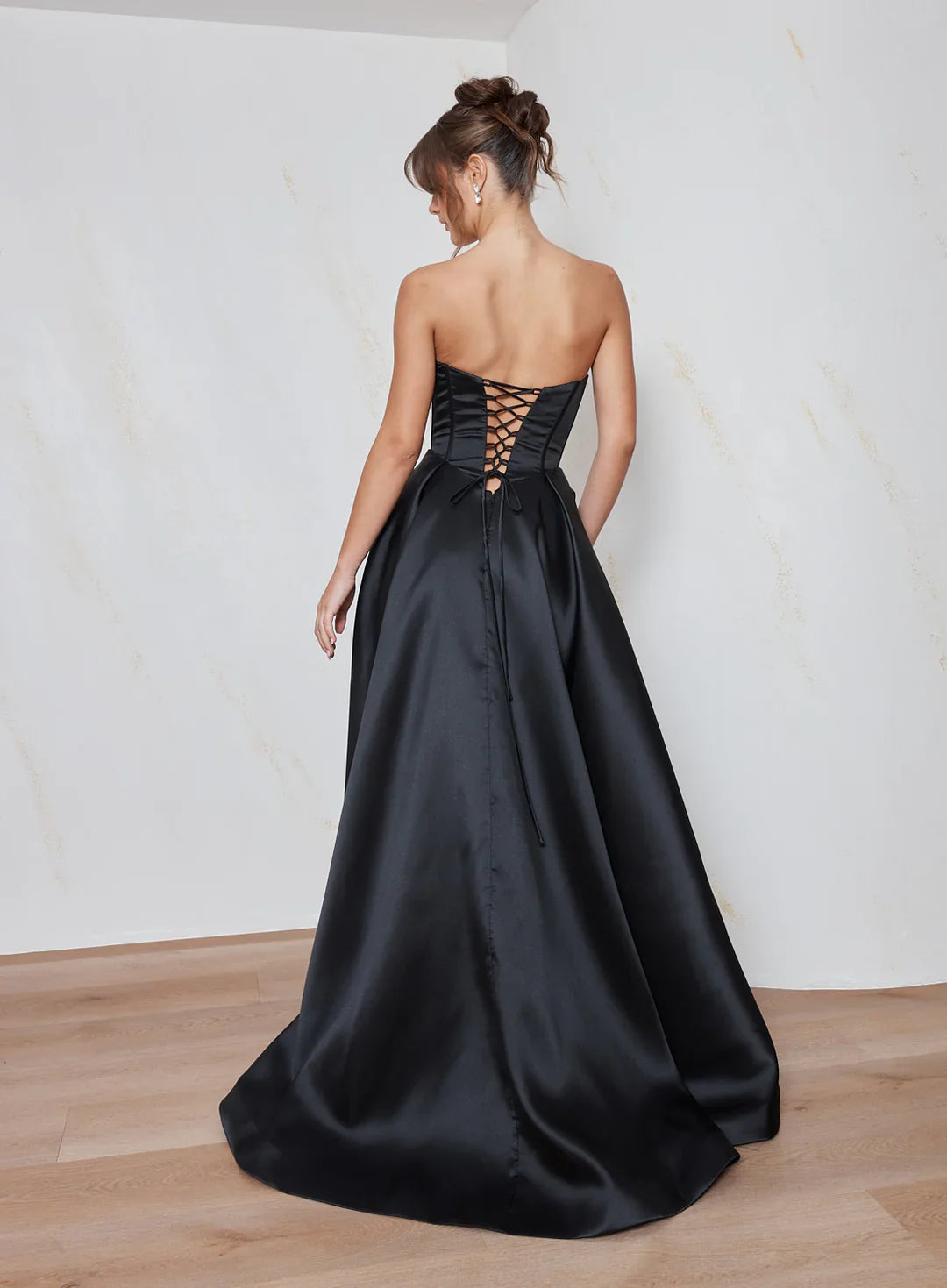 Elegante vestido de noche largo de satén con corsé palabra de honor y corte A