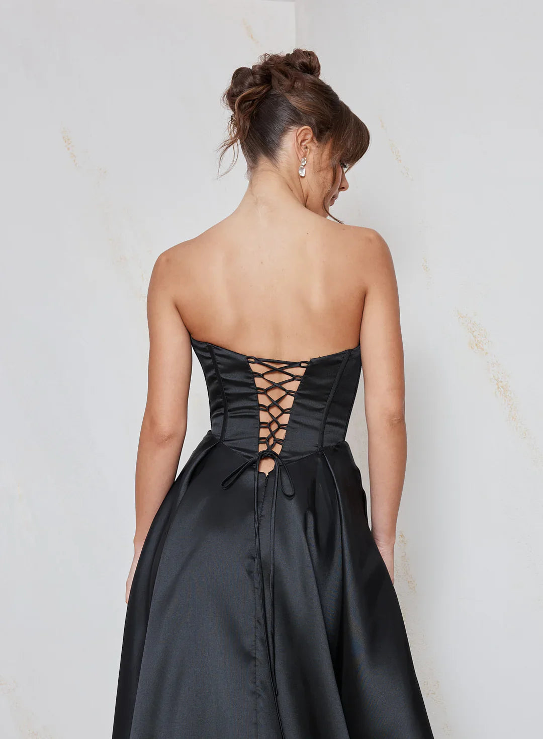 Elegante vestido de noche largo de satén con corsé palabra de honor y corte A