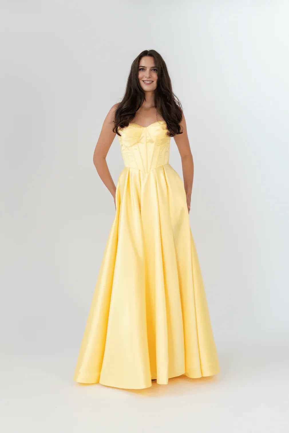 Elegante vestido de noche largo de satén con corsé palabra de honor y corte A