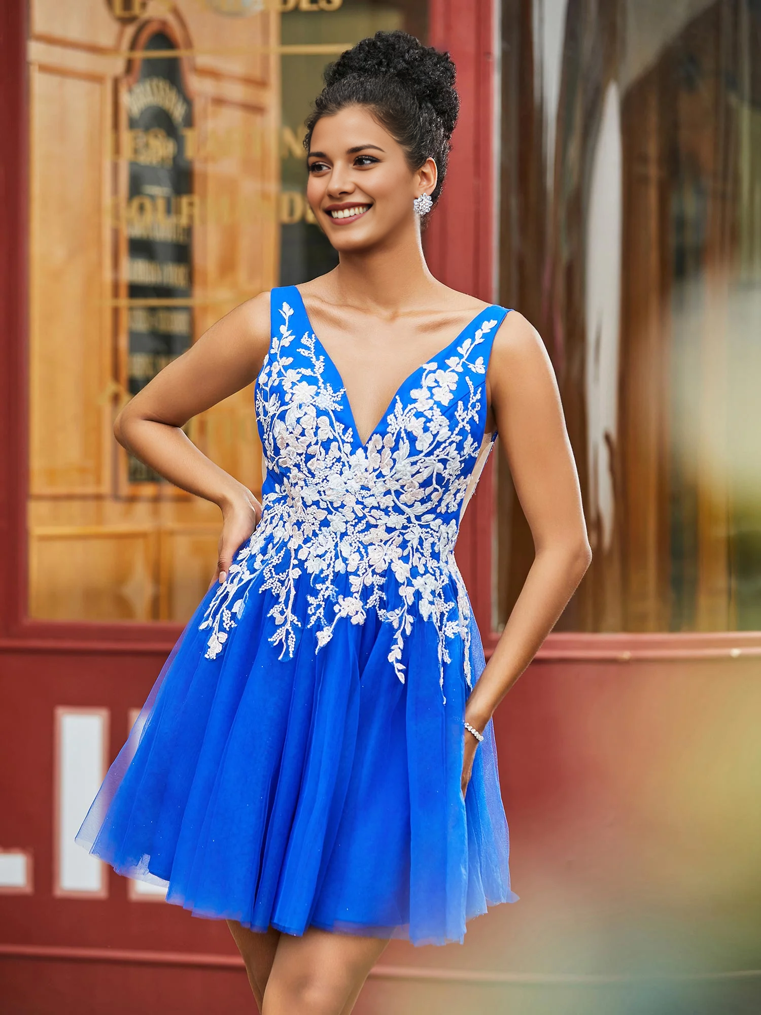 Minivestido blanco con apliques florales de encaje y escote en V - Vestido de cóctel y regreso a casa de satén/tul con línea A