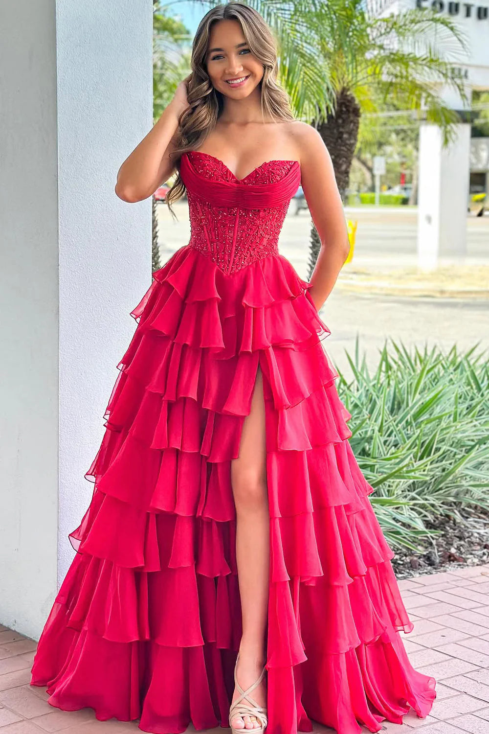Vestido de fiesta romántico con silueta A, sin tirantes, volantes escalonados, corsé, abertura y dobladillo alto-bajo