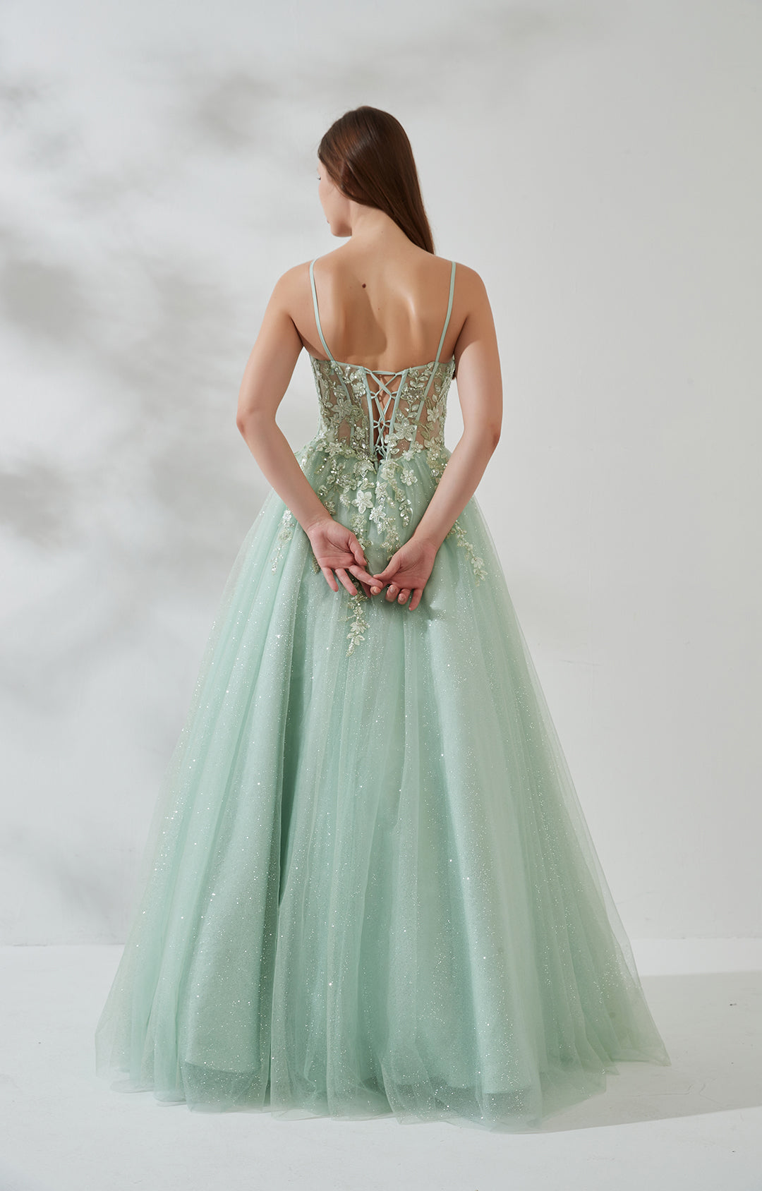 Vestido de fiesta romántico con cuello en V profundo, tirantes finos, espalda abierta, largo hasta el suelo, apliques brillantes y abertura en V para baile de graduación