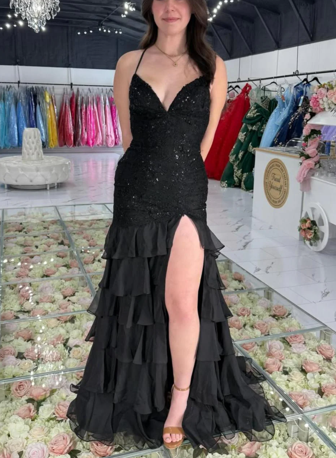 Elegante Vestido de Noche Sirena sin Tirantes con Apliques Florales, Abertura Alta y Volantes por Niveles para Fiesta de Gala/Prom