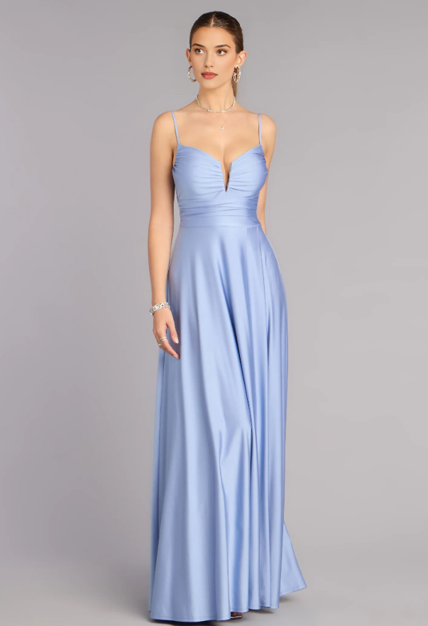 Vestido de fiesta con tirantes finos, escote en V pronunciado, espalda descubierta, abertura y largo hasta el suelo.